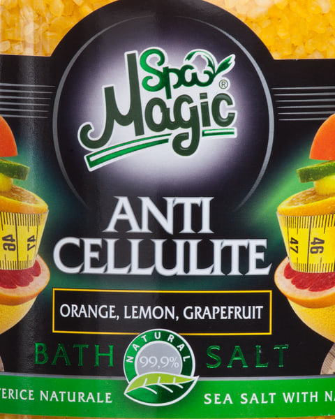 Eticheta Anti Cellulite în prim-plan, cu felii de portocală, lămâie și grapefruit