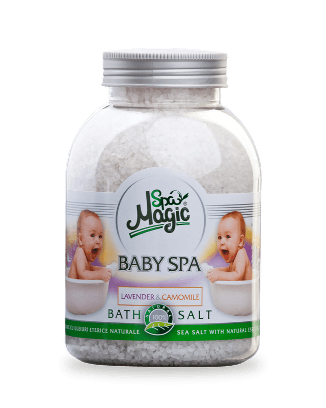 Sare de baie Magic SPA Baby SPA, lavandă și mușețel: recipient transparent de 1250 g cu cristale albe și capac argintiu mat