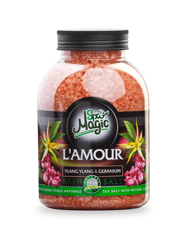 Sare de baie Magic SPA L’Amour, ylang-ylang și geraniu: recipient transparent de 1250 g cu cristale corai și capac negru