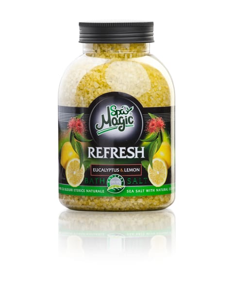 Буркан соли за вана Refresh върху бяла отразяваща повърхност